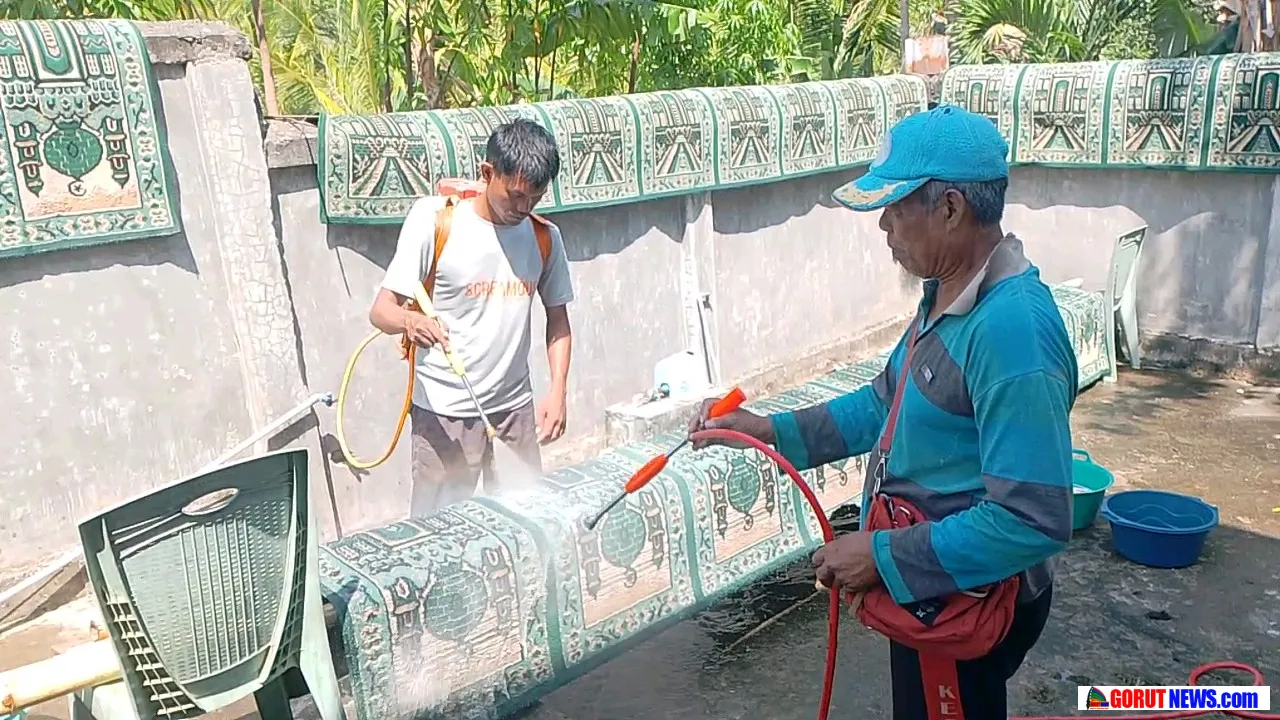 Warga Desa Putiana Kompak Bersihkan Masjid Sambut Maulid