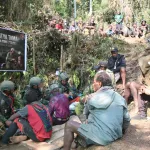 Warga Ugimba Sehat Bersama Satgas Mobile Yonif 713/ST