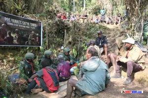 Warga Ugimba Sehat Bersama Satgas Mobile Yonif 713/ST