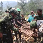 Tradisi Bakar Batu Pererat Persaudaraan Satgas Yonif 713 Satya Tama dan Warga Ugimba