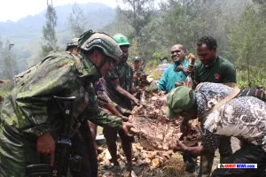 Tradisi Bakar Batu Pererat Persaudaraan Satgas Yonif 713 Satya Tama dan Warga Ugimba