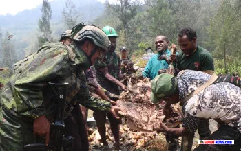 Tradisi Bakar Batu Pererat Persaudaraan Satgas Yonif 713 Satya Tama dan Warga Ugimba