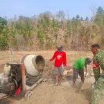 Antusias Warga Polanggilo Gotong Royong Bangun Jembatan Bersama Babinsa Kwandang