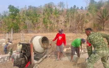 Antusias Warga Polanggilo Gotong Royong Bangun Jembatan Bersama Babinsa Kwandang