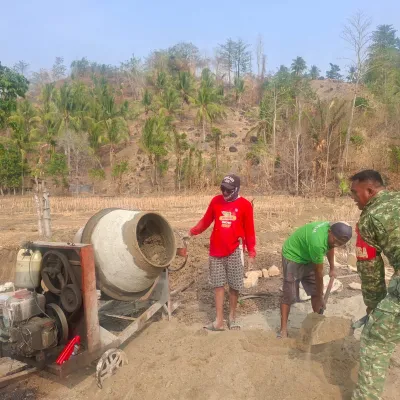 Antusias Warga Polanggilo Gotong Royong Bangun Jembatan Bersama Babinsa Kwandang