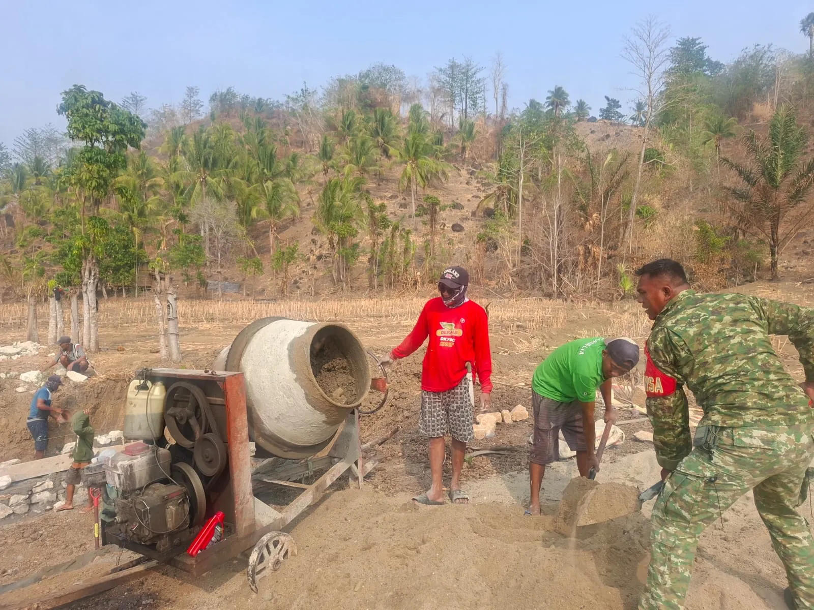 Antusias Warga Polanggilo Gotong Royong Bangun Jembatan Bersama Babinsa Kwandang